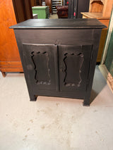 Pieni kaappi L. 86cm, S. 52cm ja K. 96cm.