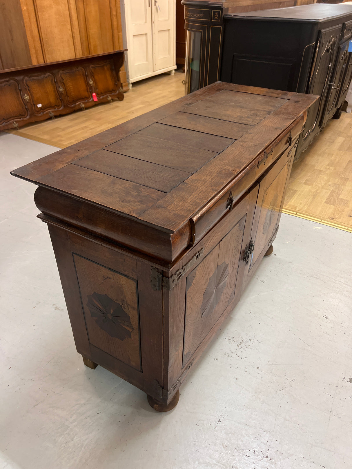 Beautiful small sideboard from the late 19th century. L. 114.5cm, D. 46cm and H. 78.5cm