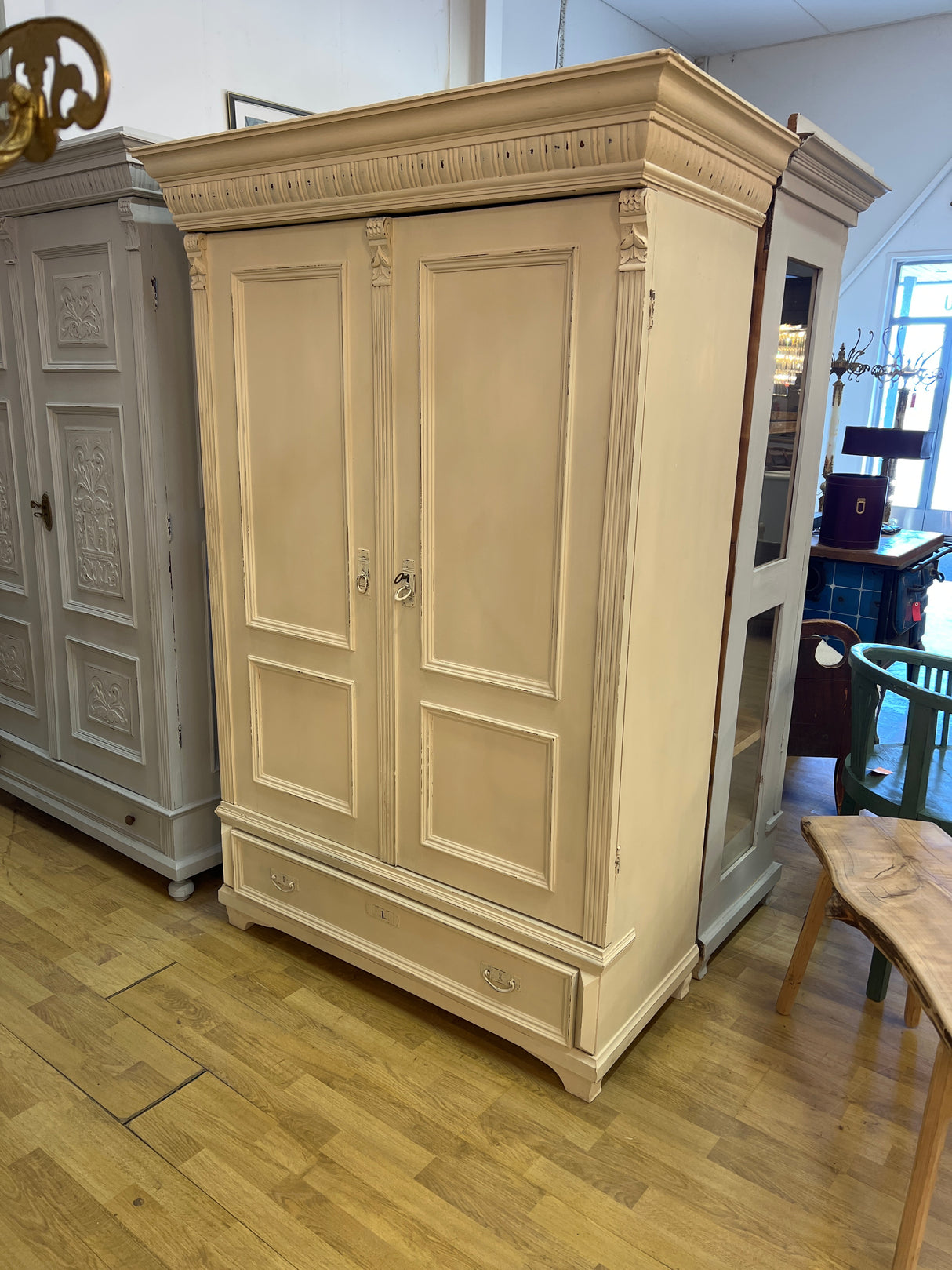 Kaunis vaalea vaatekaappi. L. 124,5cm, S. 60cm ja K. 186,5cm