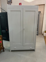 Helmenharmaa vaatekaappi L. 115cm, S. 48,5cm ja K. 190,5cm