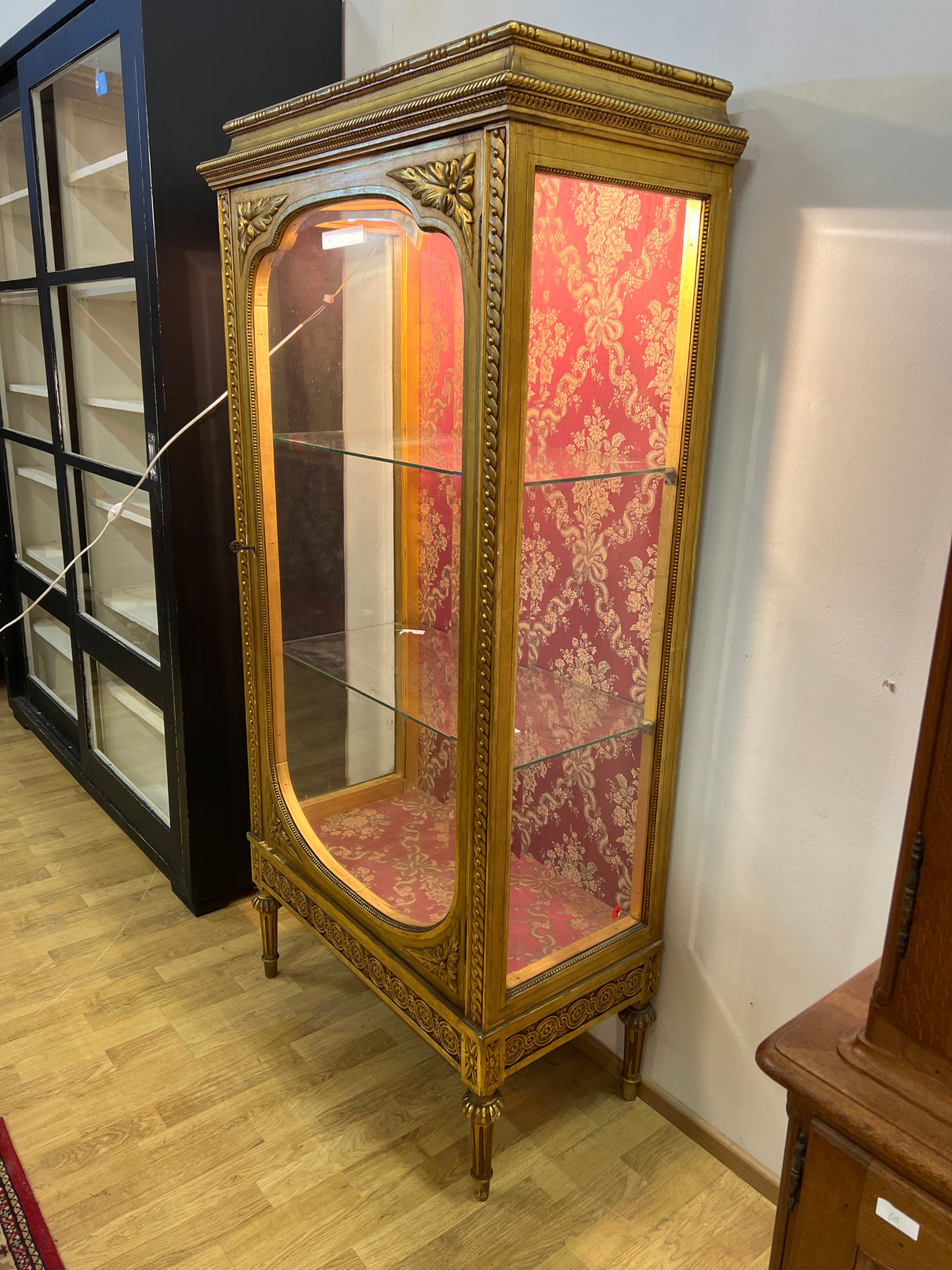 Upea empire vitriini😍 L. 81cm, S. 42cm ja K. 165cm