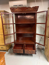 Hurjan hieno aasialainen vitriinikaappi L. 107cm, S. 45cm ja K. 197cm