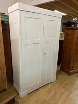Valkoinen vaatekaappi L. 116cm, S. 47cm ja K. 189cm