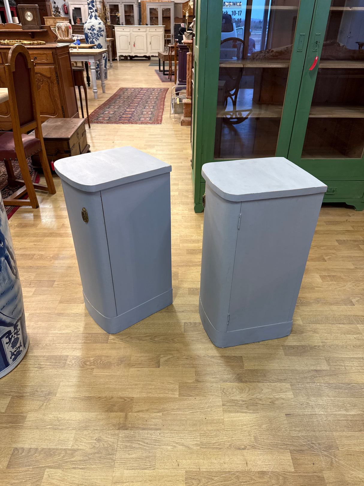 Pair of bedside tables W.32cm, D.38cm, H.74.5cm