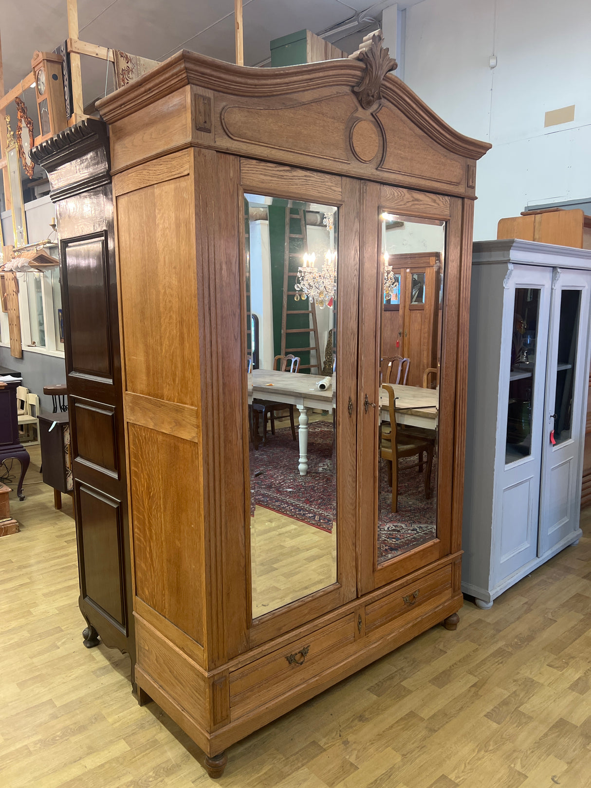 Kaunis tamminen peiliovi vaatekaappi L. 147,5vm, S. 55cm ja K. 240cm