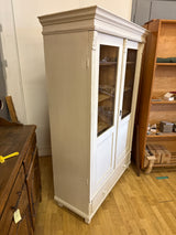 Valkoinen vitriinikaappi 129cm, S.55cm, K.197cm