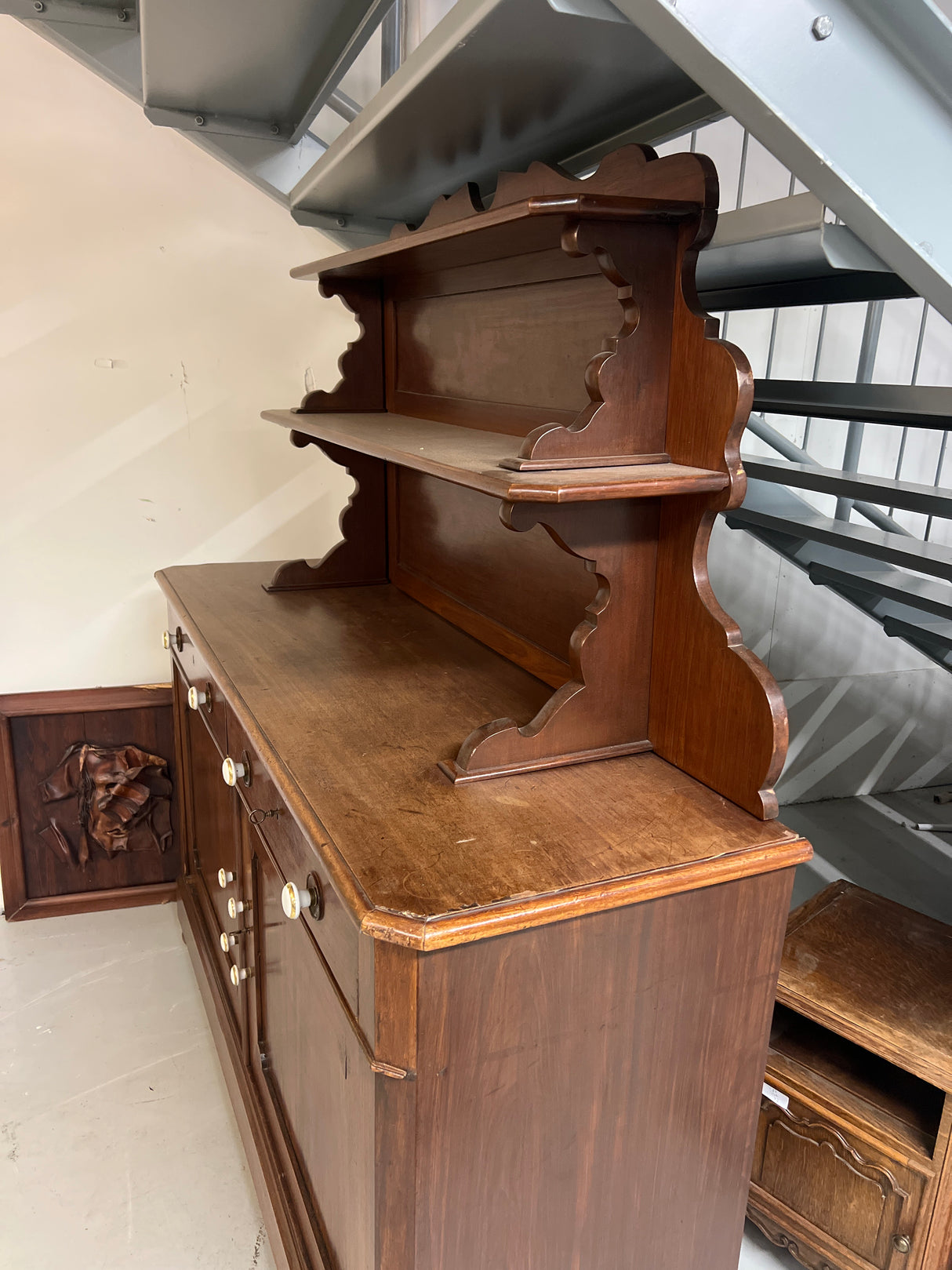 Mahonkinen senkki L. 167cm, S. 50,5cm ja K. 178,5cm.