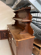 Mahonkinen senkki L. 167cm, S. 50,5cm ja K. 178,5cm.