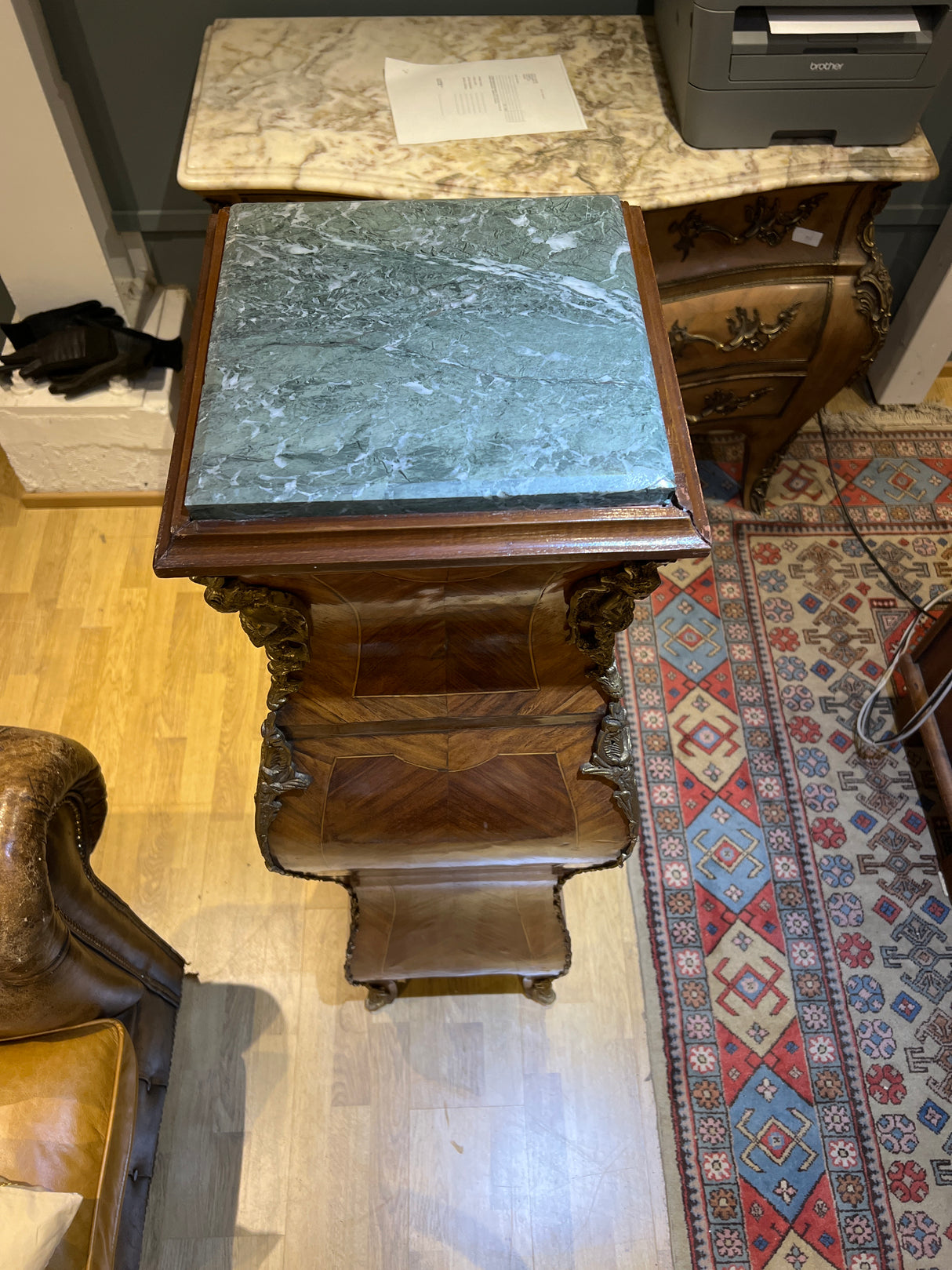 Upea Italialainen kukkapylväs L. 37cm, S. 37cm ja K. 137cm