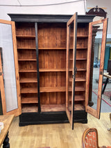 Mahtava kirjakaappi L. 154cm, S, 42cm ja K. 218cm