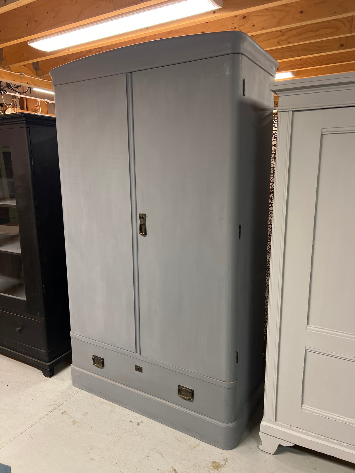 Yksinkertaisen tyylikäs vaatekaappi L. 121cm, S. 54cm ja K. 206cm