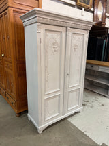 Kaunis helmen harmaa vaatekaappi L. 119cm, S. 52cm ja K. 183cm.