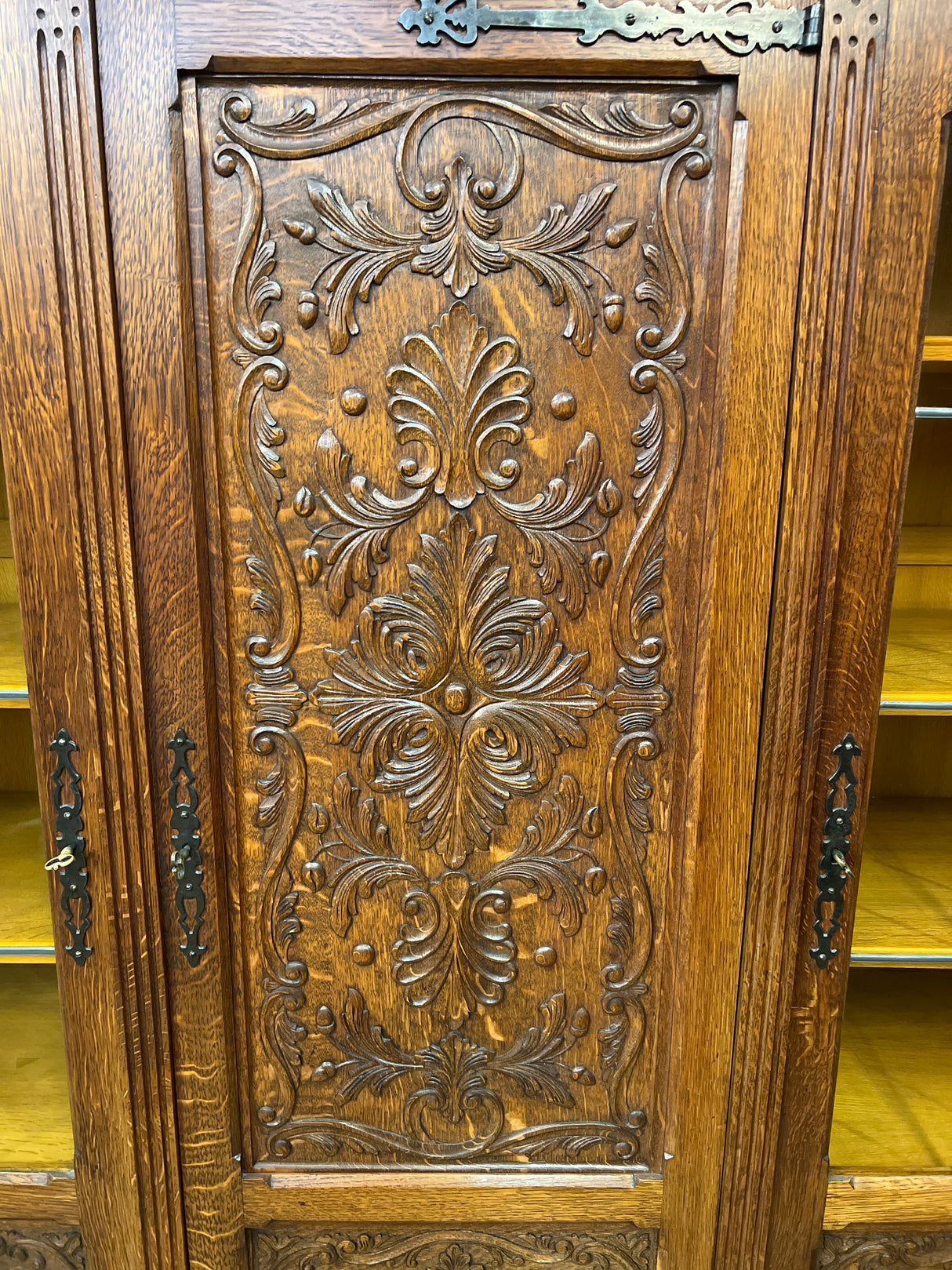 Barokki kirja/astiakaappi L. 175cm, S. 43cm ja K. 174cm