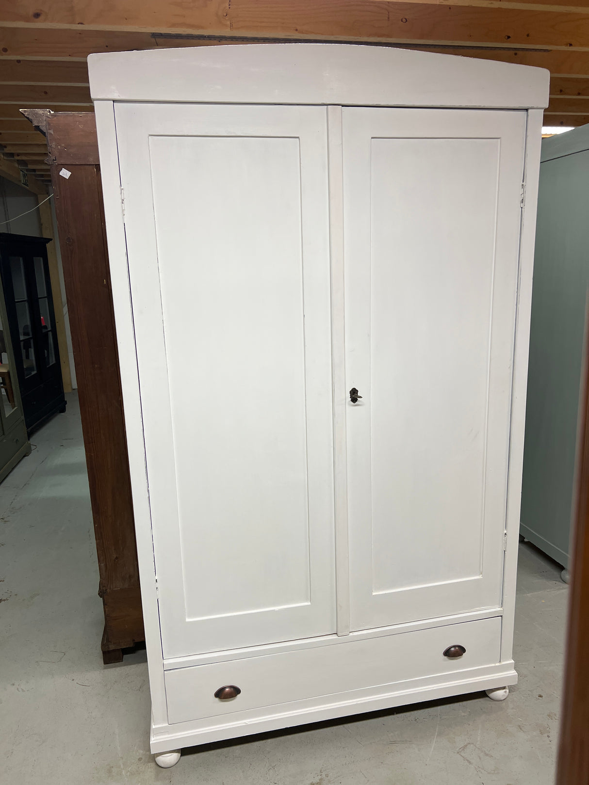 Valkoinen vaatekaappi L. 119cm, S. 50cm ja K. 202,5cm