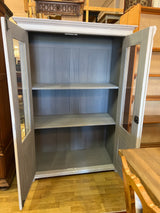 Kaunis vaalean harmaa vitriinikaappi L. 123cm, S. 57cm ja K. 179cm