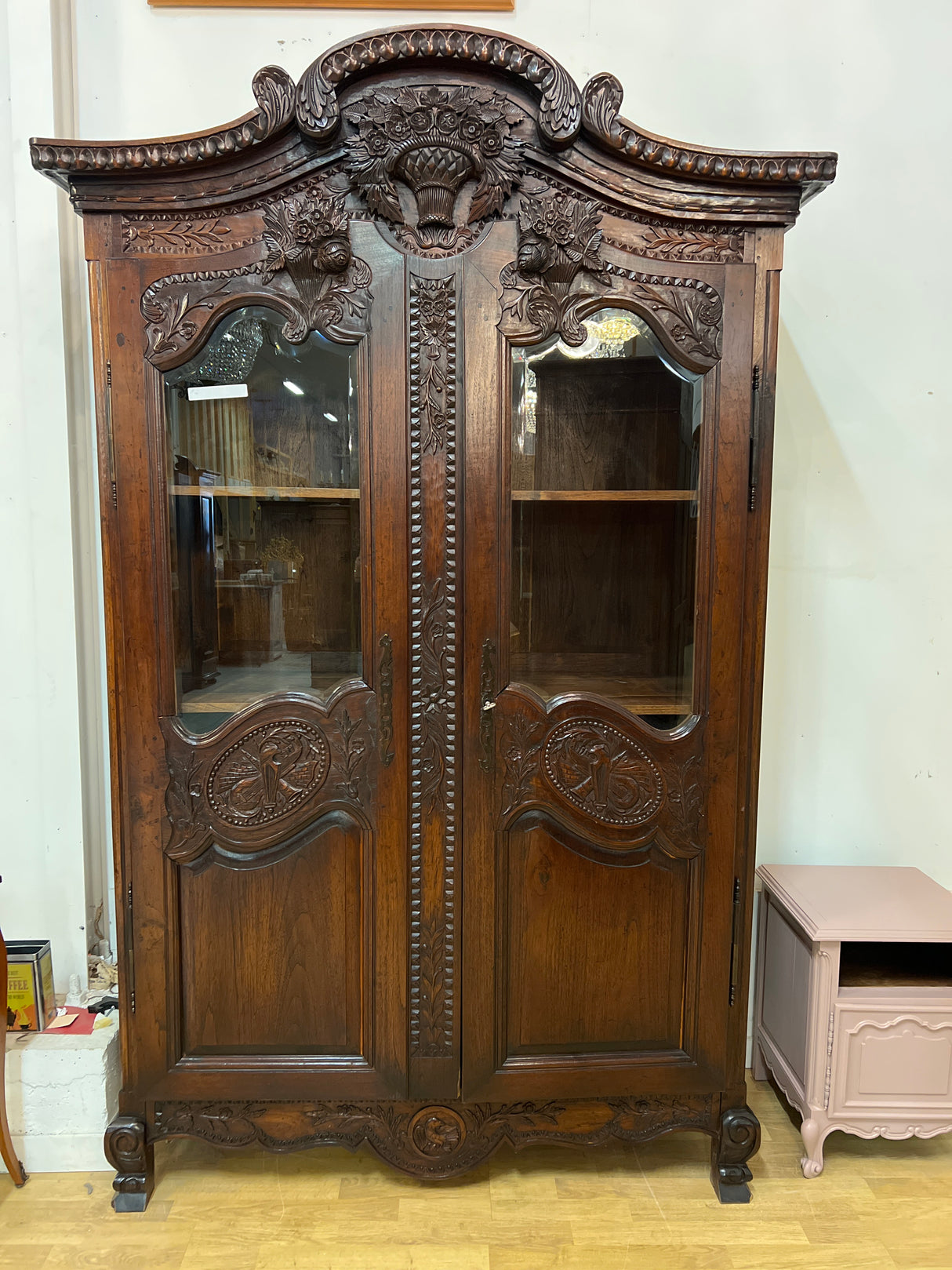 Huikea vitriinikaappi L. 144cm, S. 55cm ja K. 227,5cm