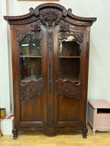 Huikea vitriinikaappi L. 144cm, S. 55cm ja K. 227,5cm