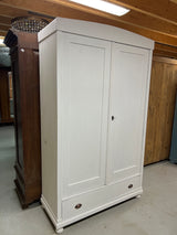 Valkoinen vaatekaappi L. 119cm, S. 50cm ja K. 202,5cm