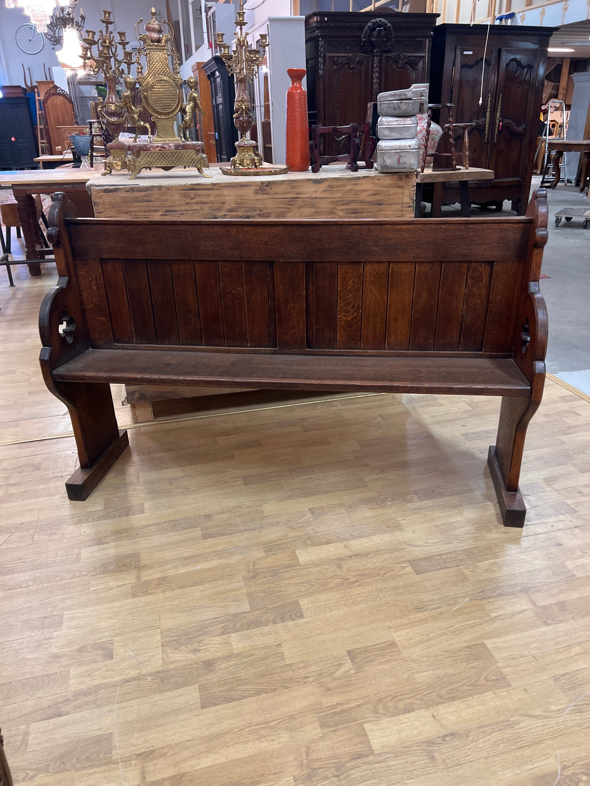 Kirkon penkki L. 149,5cmS. 40cm ja K. 97cm.