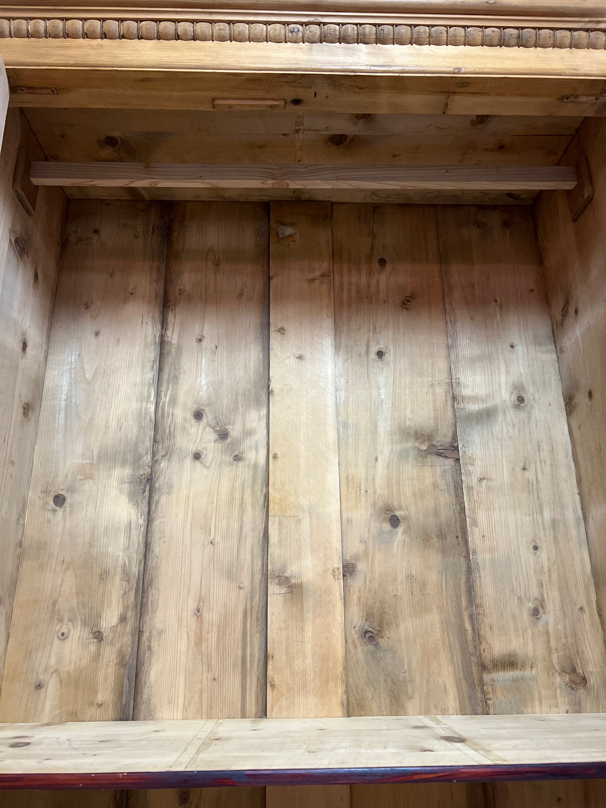 Upea talonpoikais vaatekaappi L. 127,5cm, S. 55cm ja K. 190,5cm