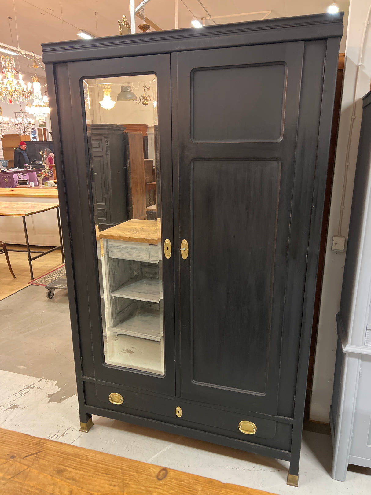 Todella tyylikäs vaatekaappi L. 120,5cm, S. 55,5cm ja K.199cm