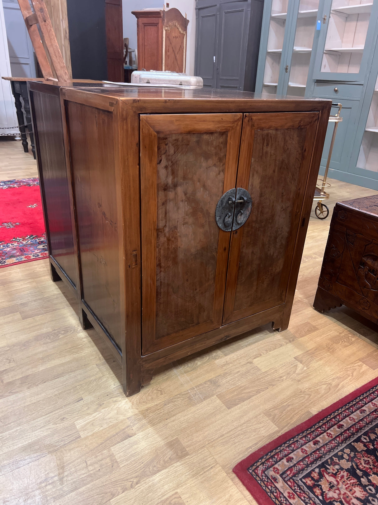 Upea kiinalainen pikkukaappi L. 71cm, S. 43cm ja K. 86cm