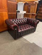 Upea chesterfield tyylinen pieni sohva L. 150cm, S. 85cm ja K. 72cm ja istuma korkeus 41cm