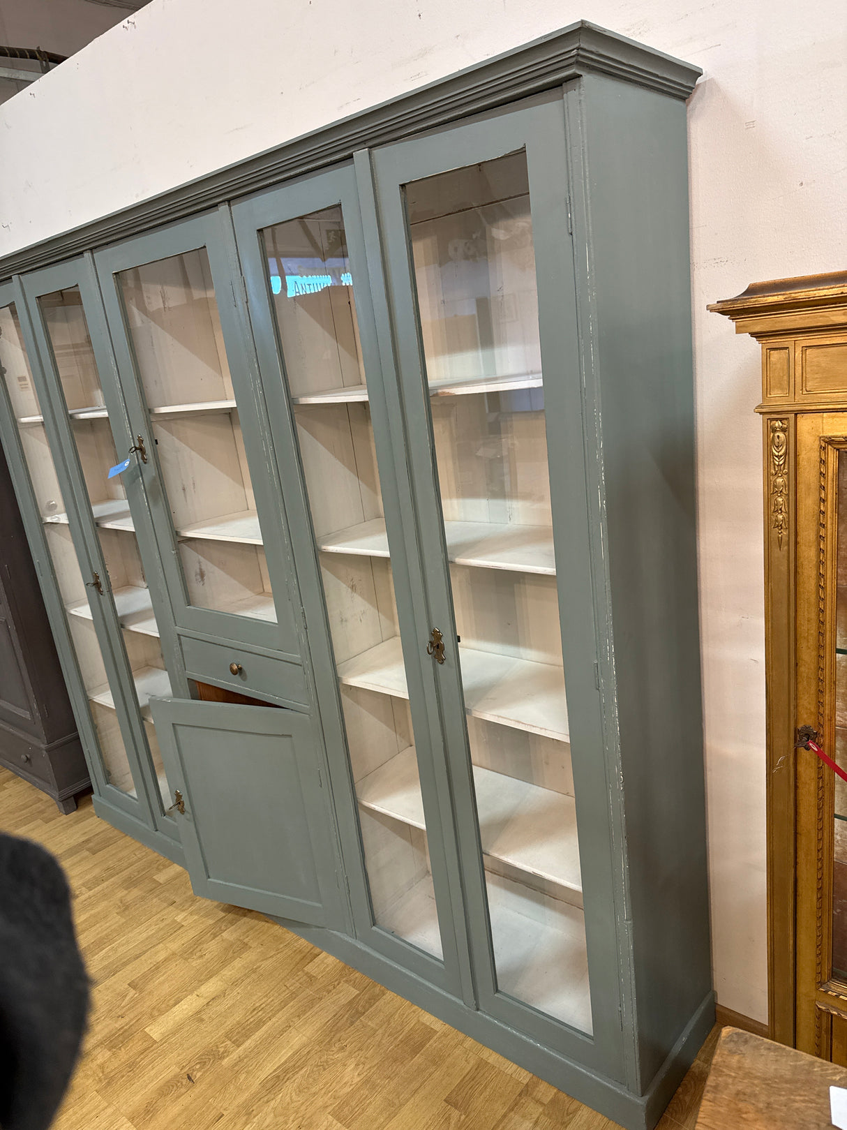 Harvinaisen leveä  talonpoikais-vitriini L.237cm, S.40cm, K.201cm