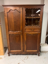 Rokokoo vaatekaappi liukulasi vitriini-osalla. L. 126cm, S. 58cm ja K. 180cm