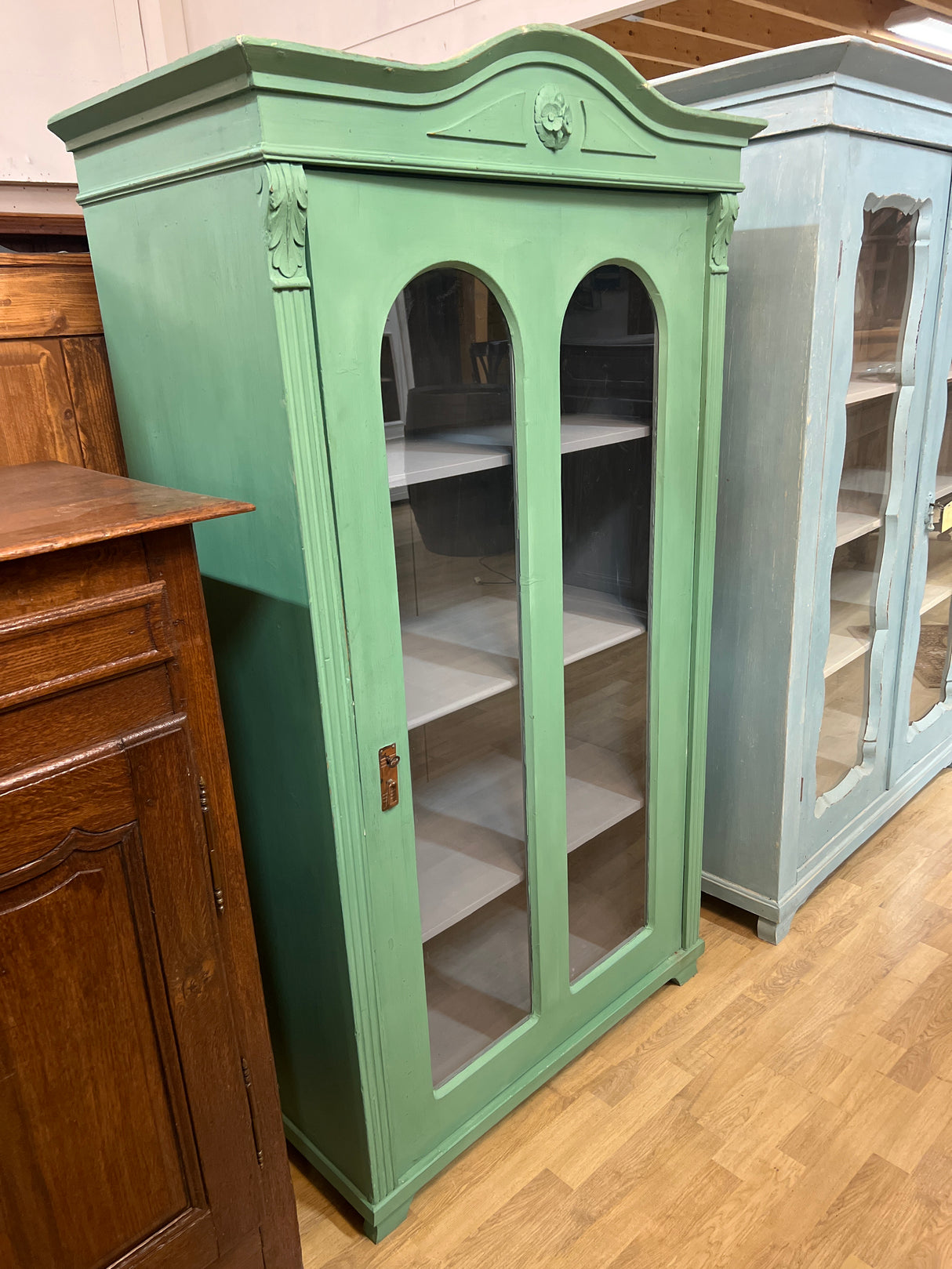 Kaunis yksiovinen vitriinikaappi L. 98,5cm, S. 51cm ja K. 177,5cm