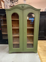 Kaunis vitriinikaappi L.126cm, S. 50cm ja K. 188cm.