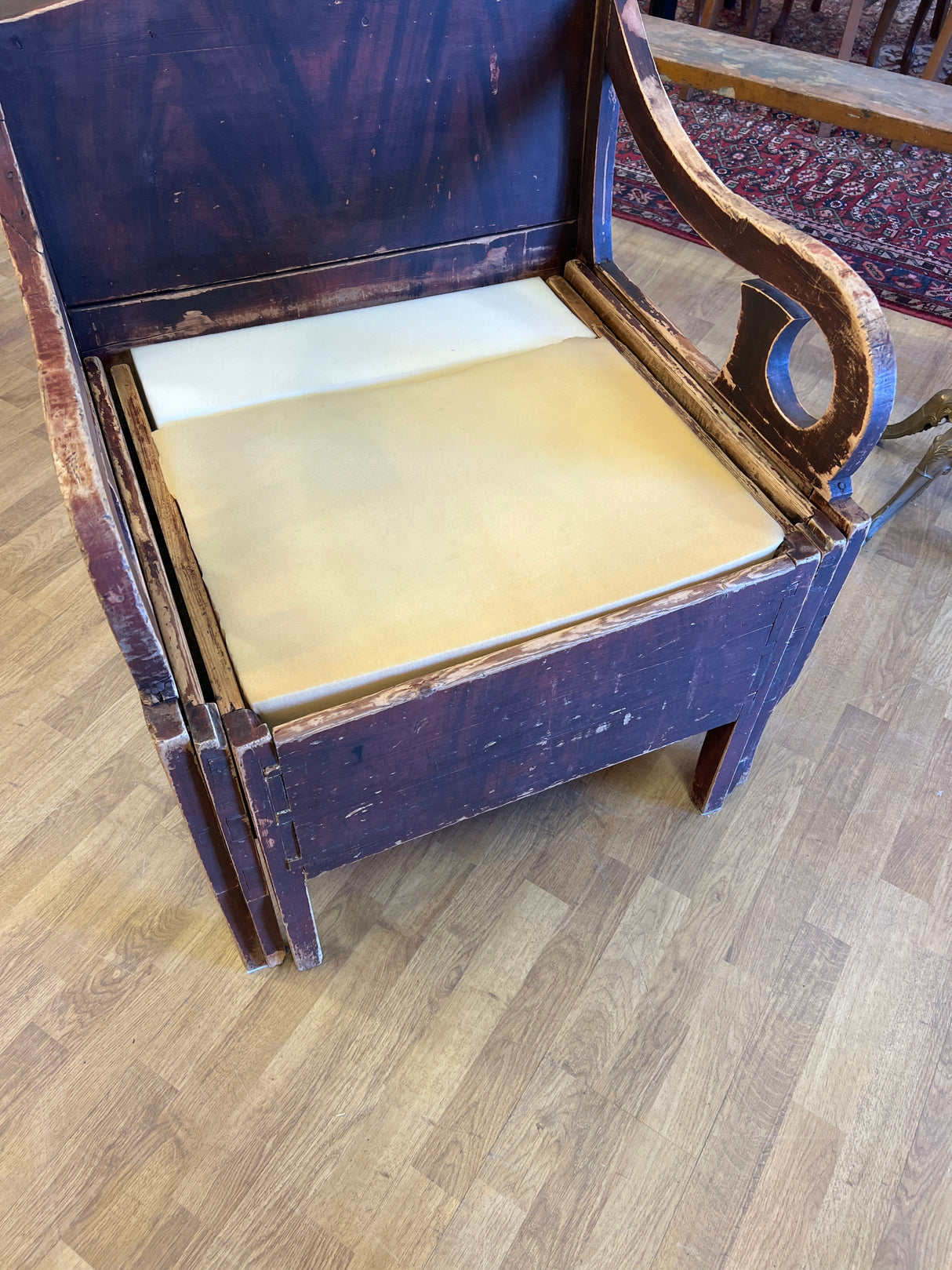 Erikoisen hieno päästävedettävä sänkytuoli L. 72,5cm, S. 62,5cm ja K. 92cm