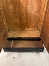 Kaunis musta vaatekaappi L. 129,5cm, S. 59cm ja K. 190,5cm