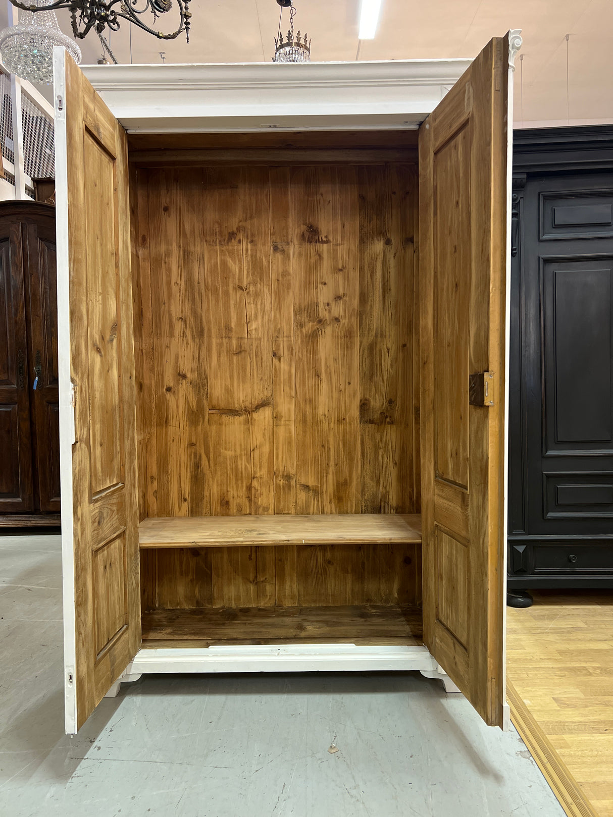 Kaunis patinavalkoinen vaatekaappi L. 117cm, S. 57,5cm ja K. 182,5cm