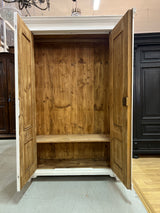 Kaunis patinavalkoinen vaatekaappi L. 117cm, S. 57,5cm ja K. 182,5cm