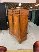 Tamminen liinavaatekaappi L. 125cm, S. 48cm ja K. 159,5cm.