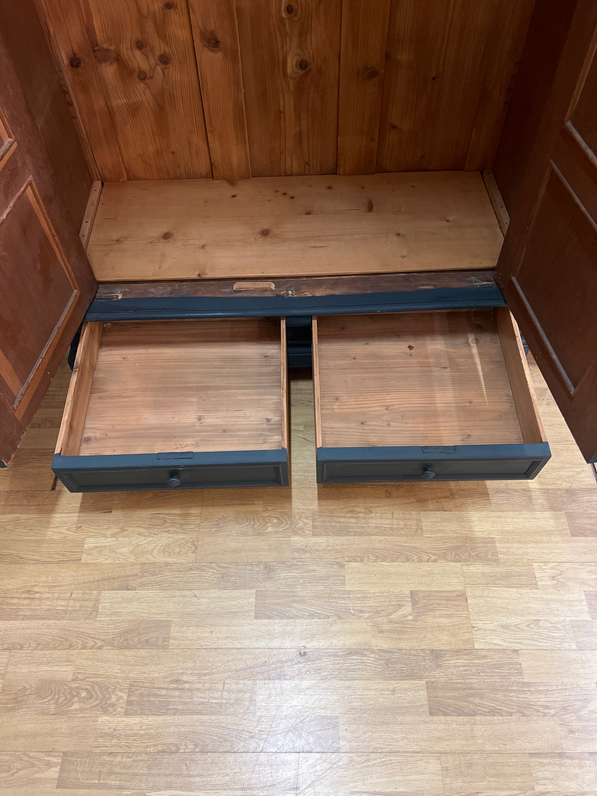 Vaatekaappi L. 135,5cm, S. 62,5cm ja K. 194cm