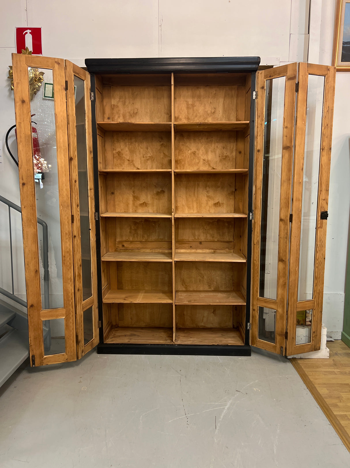 Mahtava vanha kirjakaappi L. 146cm, S.48cm ja K. 260cm