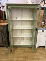 Kaunis pieni vitriinikaappi L. 97cm, S. 39,5cm ja K. 153,5cm