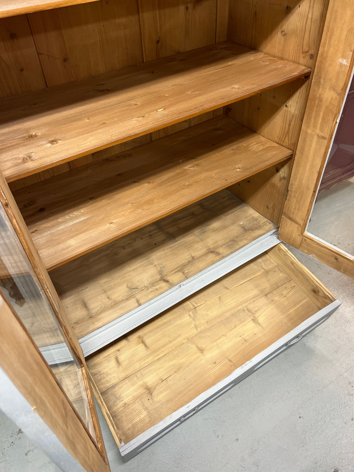 Vitriinikaappi L. 121cm, S. 57,5cm ja K. 180cm