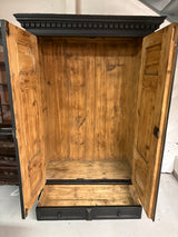 Musta vaatekaappi L. 118cm, S.53cm, K.185cm