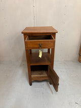 Pieni lipasto / yöpöytä L.41cm, S.41cm, K.87cm
