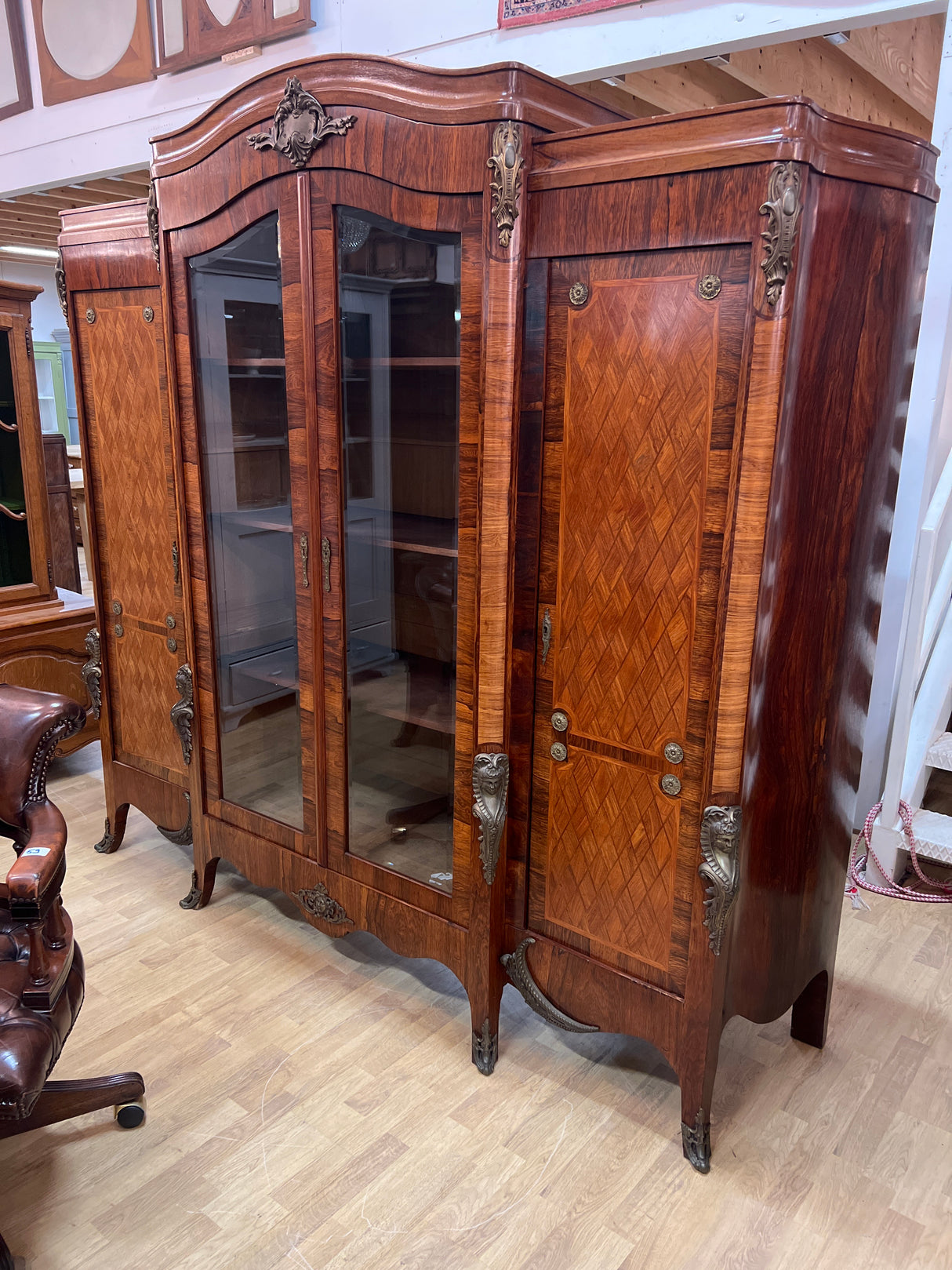 Upea ranskalainen toimiston kokonaisuus. Kirjoituspöytä, johtajan tuoli, asiakas tuoli x2 ja kirjakaappi😍