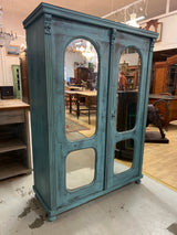 Hieno patinoitunut vaatekaappi peili ovilla. L. 121cm, S. 50cm ja K. 168,5cm