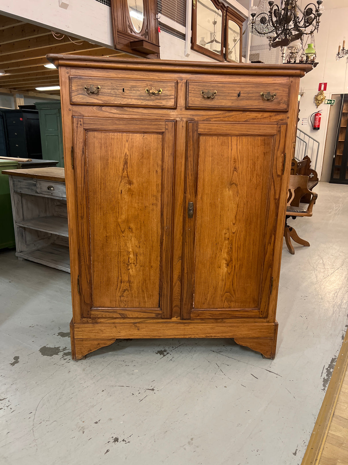 Tamminen liinavaatekaappi L. 125cm, S. 48cm ja K. 159,5cm.