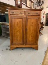 Tamminen liinavaatekaappi L. 125cm, S. 48cm ja K. 159,5cm.