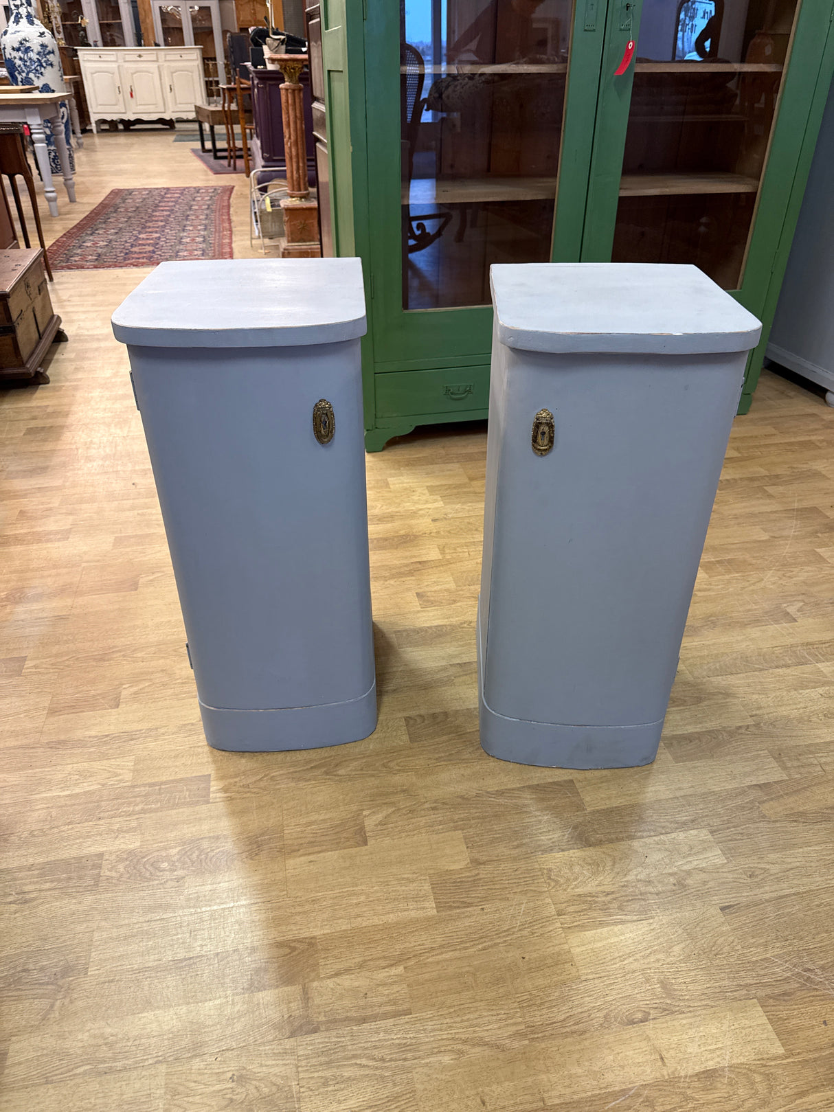 Pair of bedside tables W.32cm, D.38cm, H.74.5cm