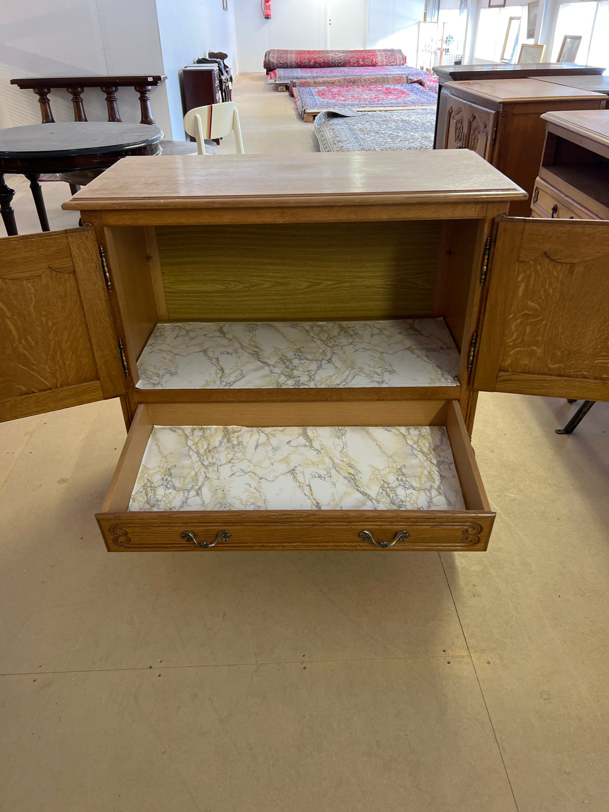 Rokokoo lipasto L. 88,5cm, S. 44,5cm ja K. 84,5cm.