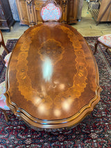 Uskomattoman kaunis italialainen ruokasalikalustokokonaisuus. Pöytä + 6 tuolia, astiakaappi, senkki + peili.