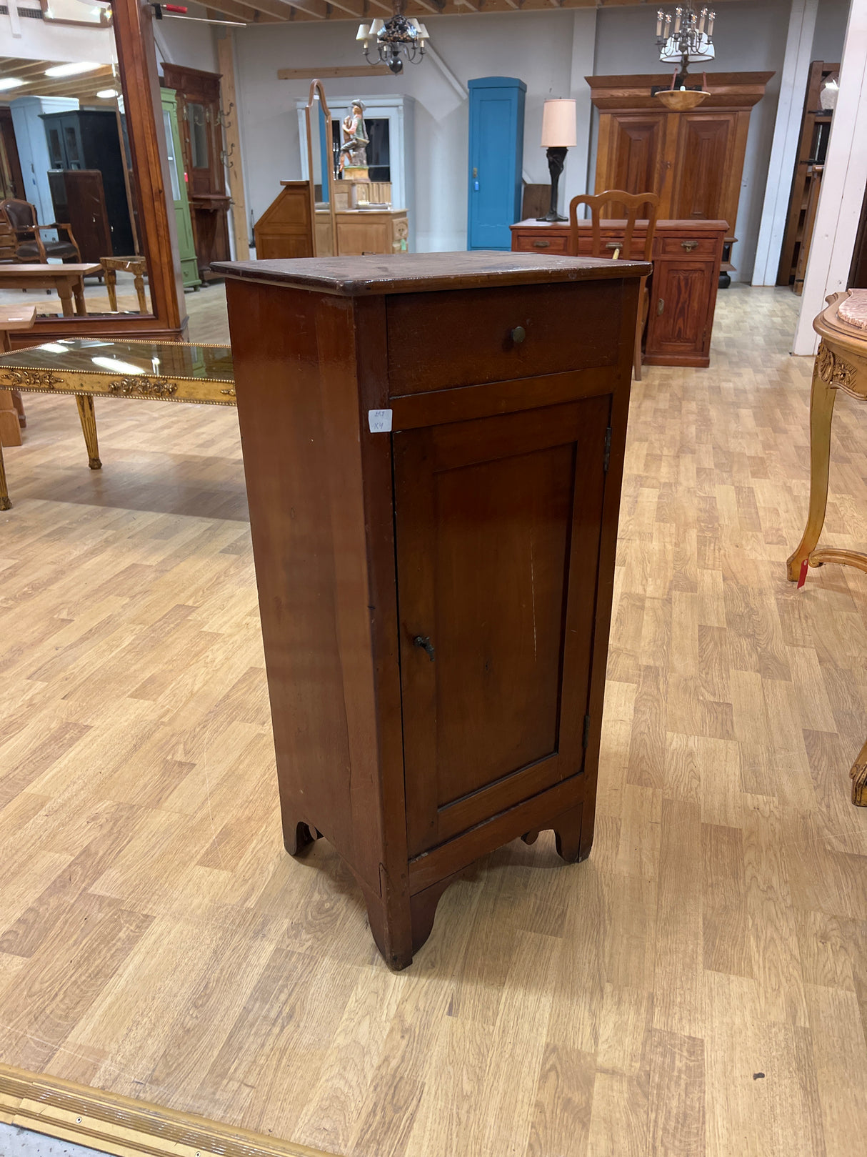 Talonpoikais lipasto L. 42,5cm, S. 32,5cm ja K. 89,5cm